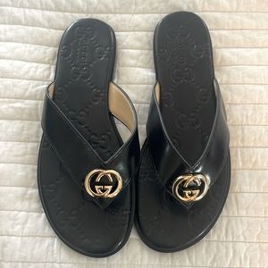 New with box and dustcover! Gorgeous Black Leather Gucci sandals thong style GG